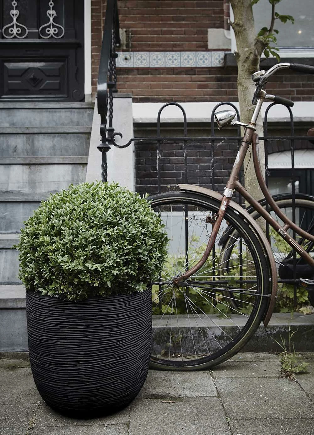 Capi Bloempot bol Nature Row NL - d43 x h41cm - Zwart Capi Bloempot Bol Nature Row NL - D43 X H41cm - Zwart -Bloempot Kortings Winkel