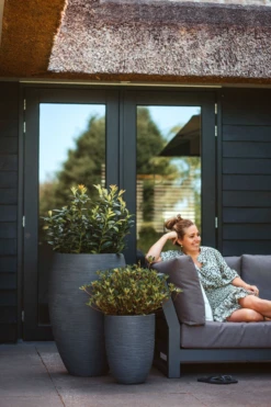 Capi Bloempot Nature Elegant Rib NL - D34 X H46cm - Donkergrijs 4 Capi Bloempot Nature Elegant Rib NL - D34 X H46cm - Donkergrijs -Bloempot Kortings Winkel vaas elegant laag rib nl donkergrijs bloempot 3 4